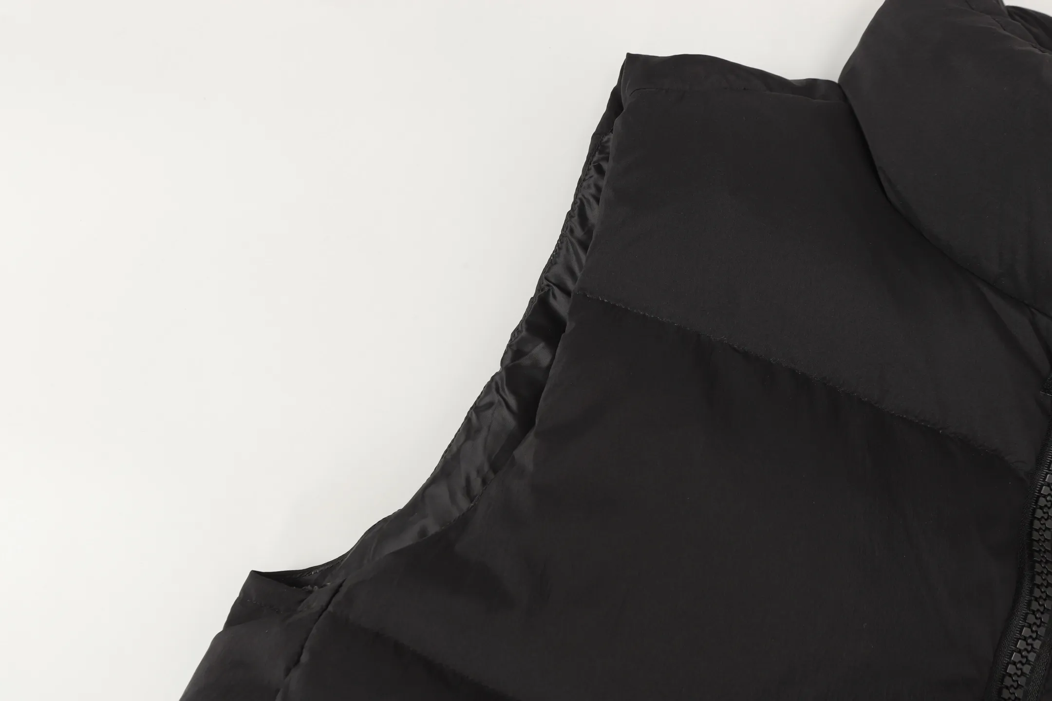 P560 Canada gooes Lawrence down vest (high version) The Lawrence down vest features a durable shell and quilted body, making it a must-have item for all seasons. The fabric has a durable soft touch. Longer hem at back for added protection. Reflective double-stripe grip tape at back. The Lawrence features an engineered down-filled collar to block strong winds, a two-way front zip and a longer rear hem.  Color: black with red label, black with black label, desert color, ocean blue Size: XS-2XL